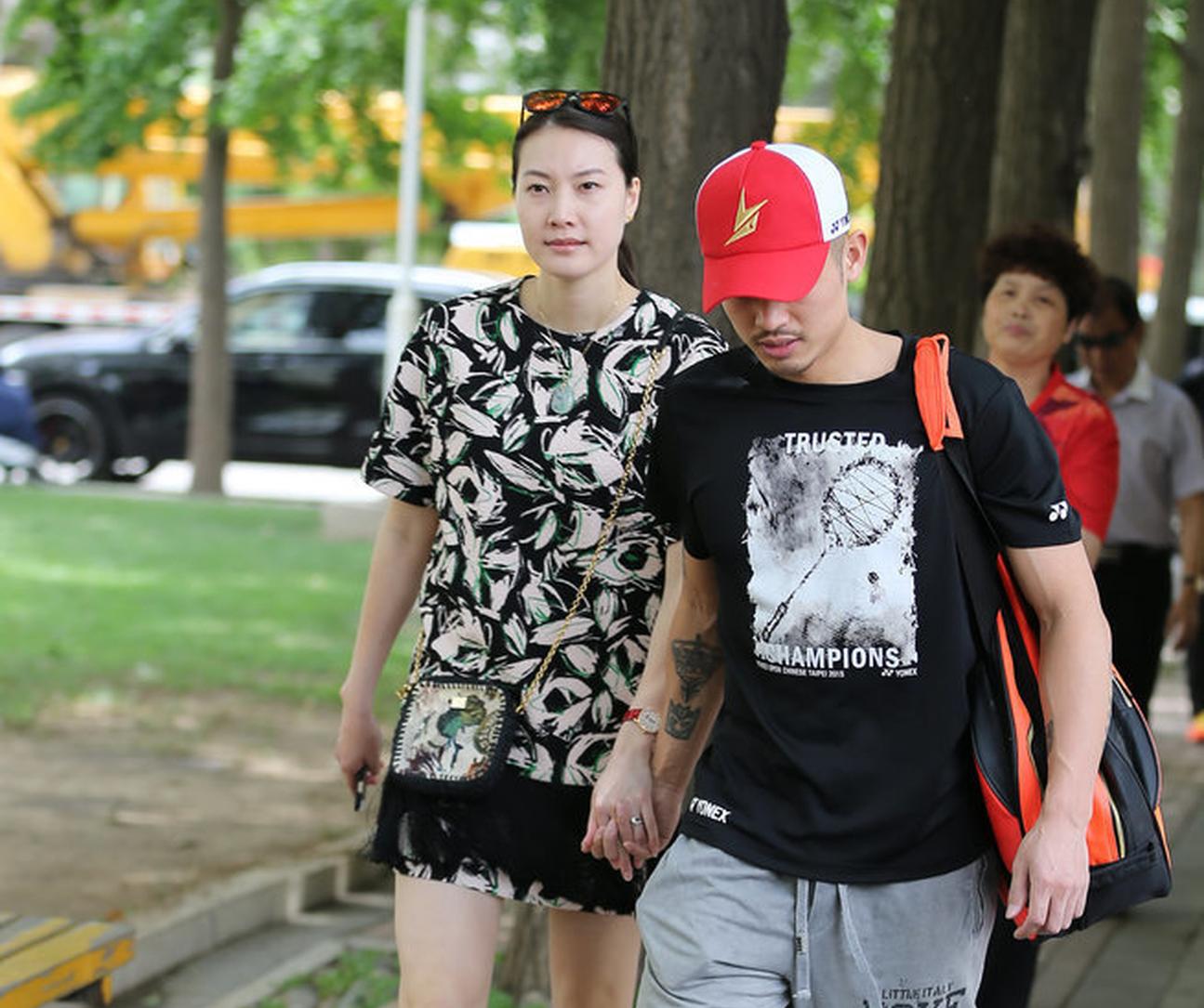 印尼羽毛球队翻盘英格兰羽毛球队，林丹三分雨点燃全场