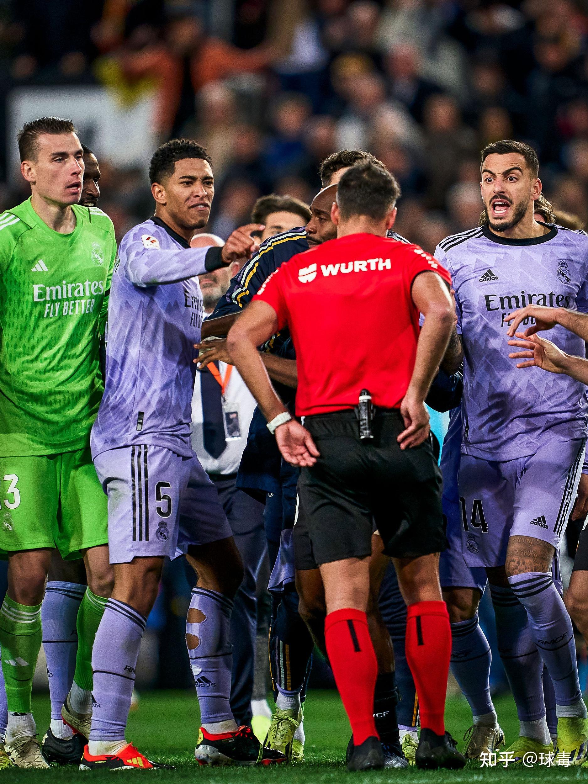 关于瓦伦西亚战胜对手，狂欢庆祝晋级的信息