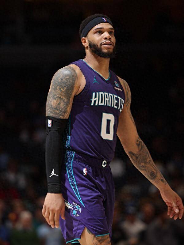 黄蜂队在主场惊险胜出,连续击垮灰熊队的简单介绍 黄蜂队在主场惊险胜出,连续击垮灰熊队的简单介绍