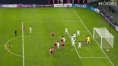 破门得分！比赛中球队精湛配合破解对手的简单介绍