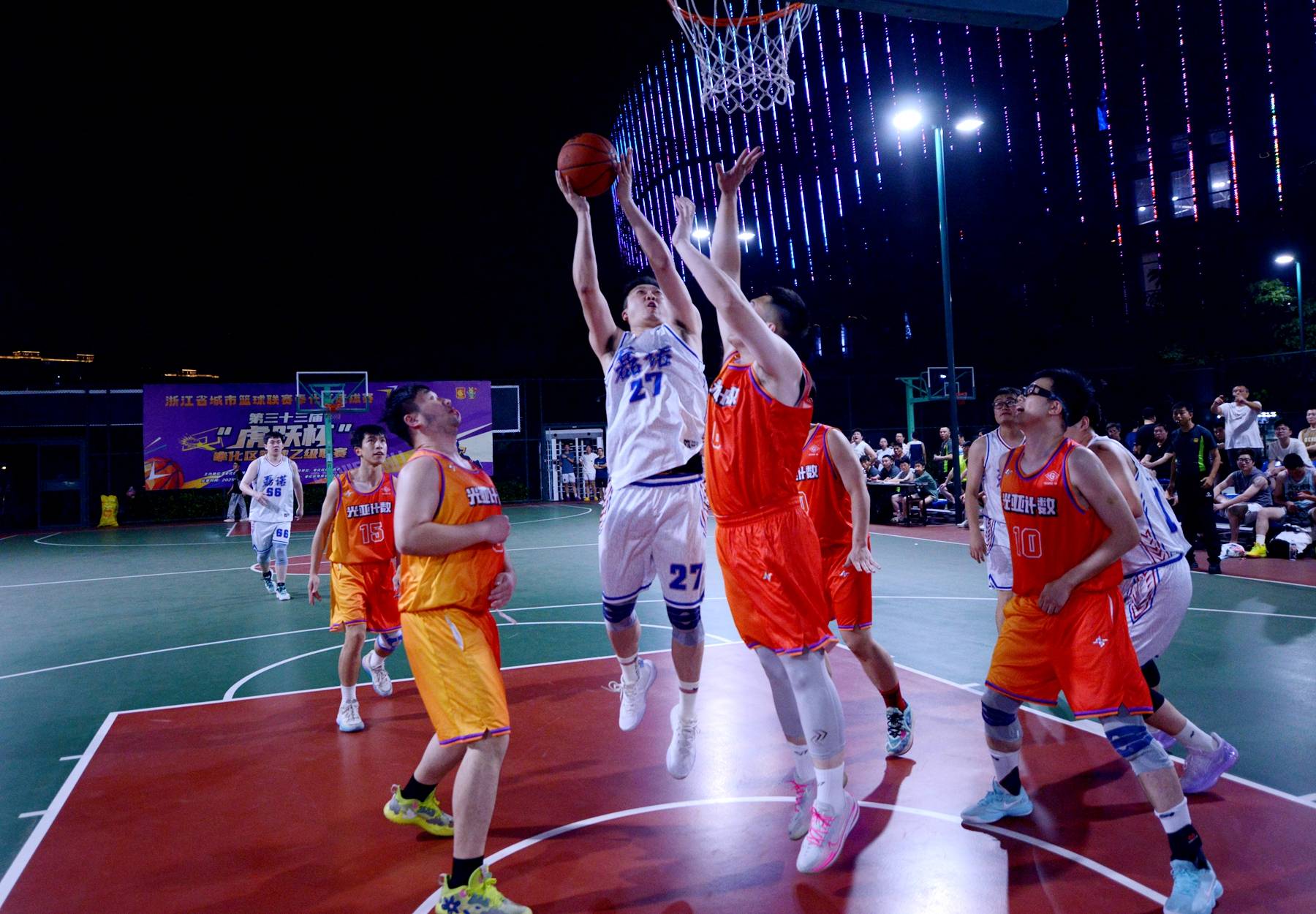 关于全国篮球联赛升温，球迷追捧的信息