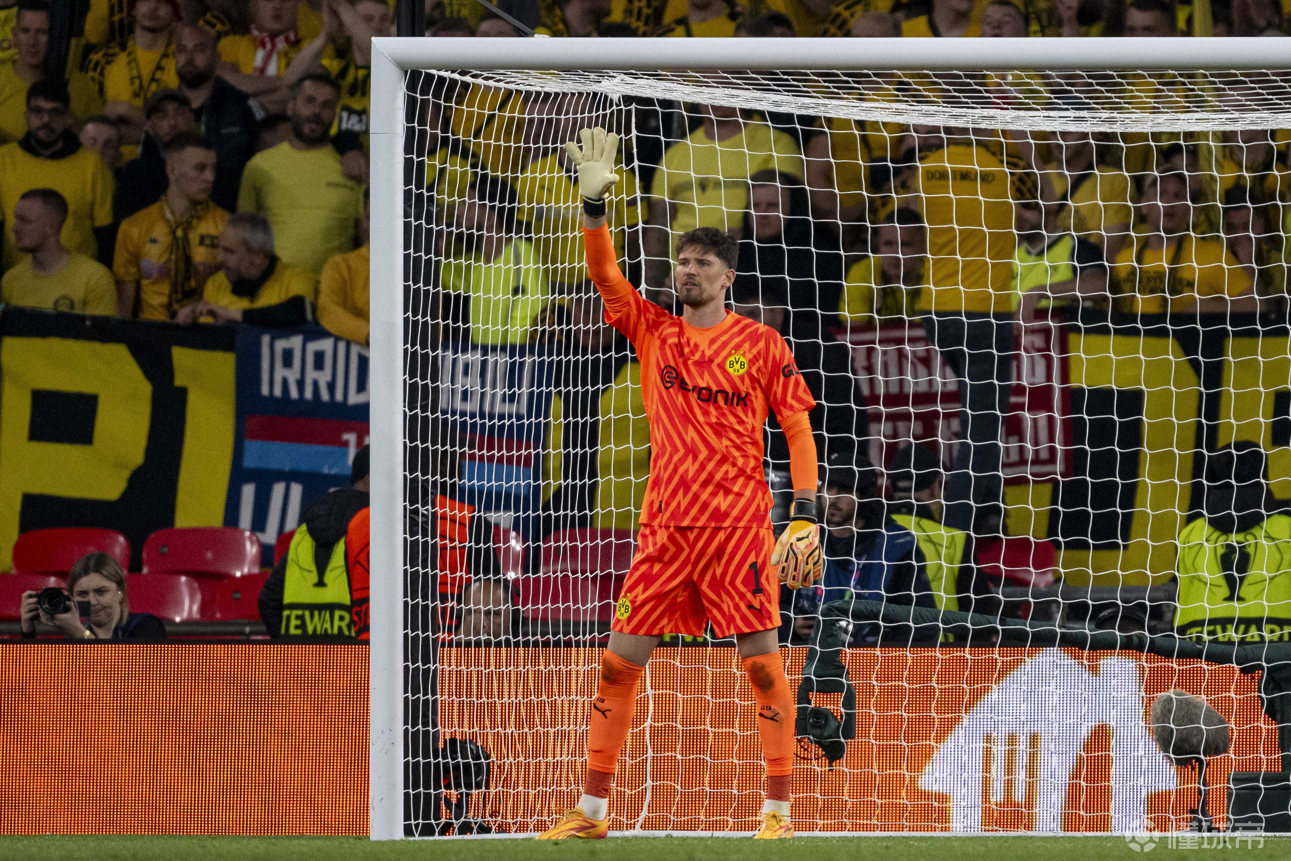 包含瑞士队在欧预赛中不断调整战术，取得胜利的词条